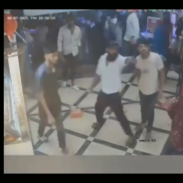 গাজীপুরে ভিডিও ধারণ করতে গিয়েই সাংবাদিক তুহিন হামলার শিকার হয়েছেন বলে দাবি পুলিশের। সিসিটিভি ফুটেজ দেখে হামলাকারীদের শনাক্ত করা হয়েছে বলেও তারা জানিয়েছে।