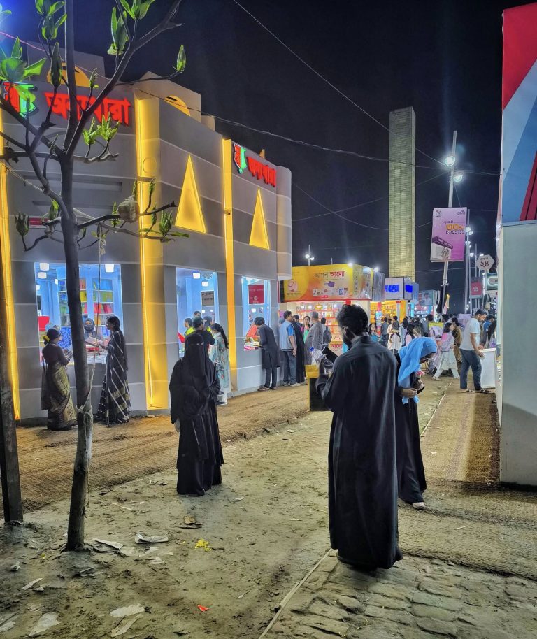 অমর একুশে বইমেলা ফেব্রুয়ারিতেই