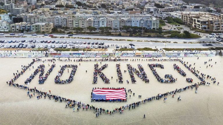আমেরিকায় ট্রাম্প বিরোধী ’নো কিংস’ আন্দোলন