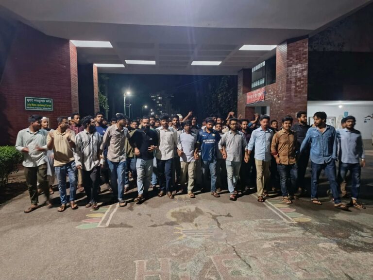 ডুয়েটে রাজনৈতিক কার্যক্রম বন্ধ ও অনিয়মিত শিক্ষার্থীদের সিট বাতিলের দাবিতে বিক্ষোভ মিছিল