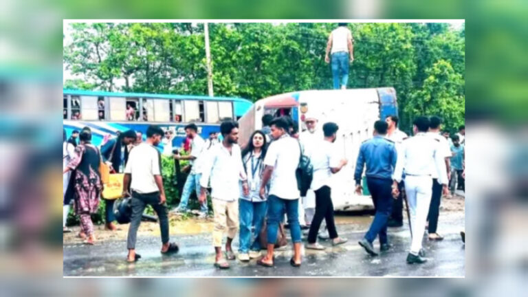 উত্তরা ইউনিভার্সিটির স্টুডেন্ট বাস উল্টে আহত ৩০